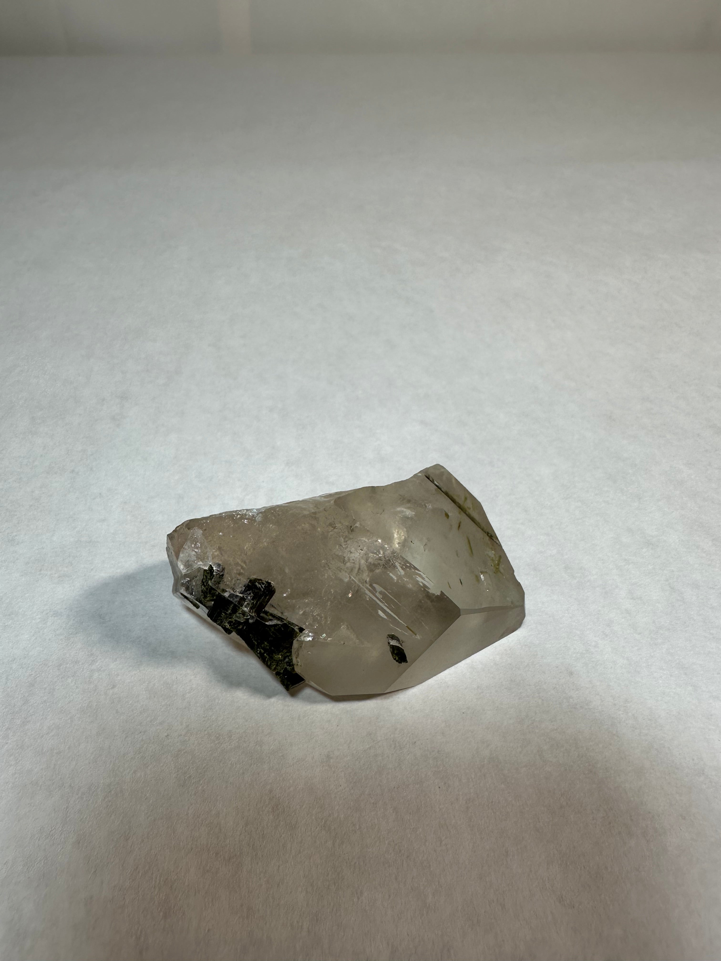 Cristal avec épidote